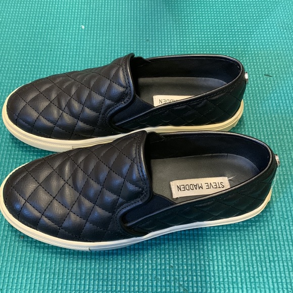 Steve Madden Black Quilted ECENTRCQ Slip on Sneakers - Picture 2 of 6